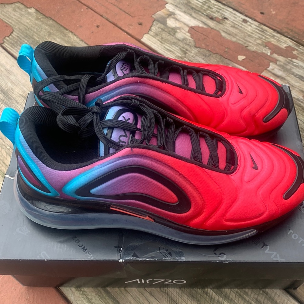 Airmax 720 Red-Gradients Size 9 Mens
